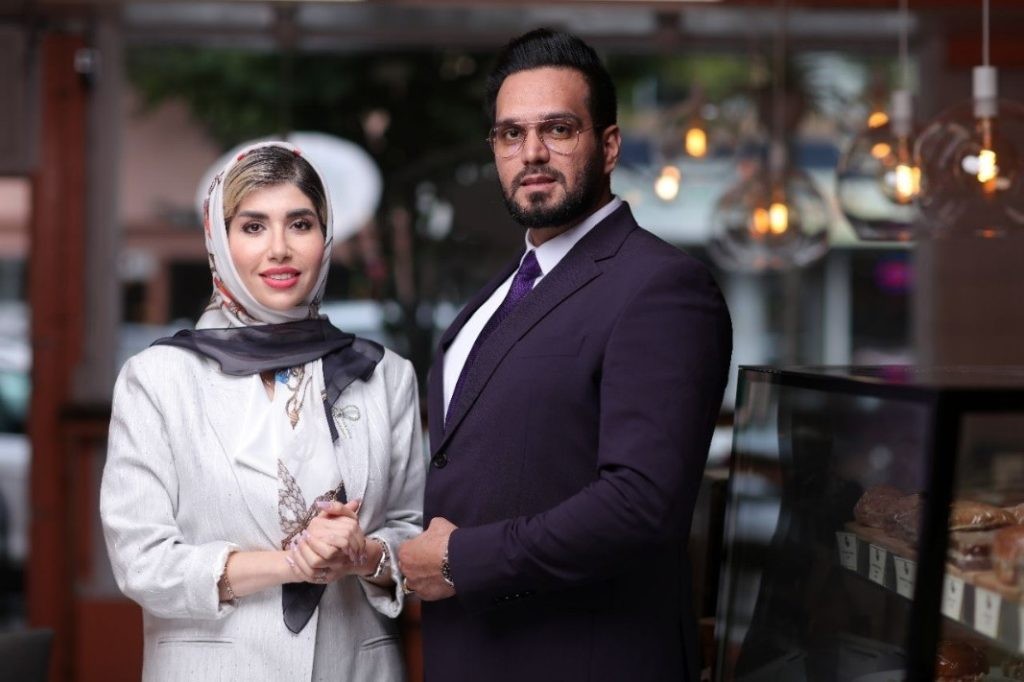 احمد ایوبی پور در کنار همسرش مژده شکری ساز