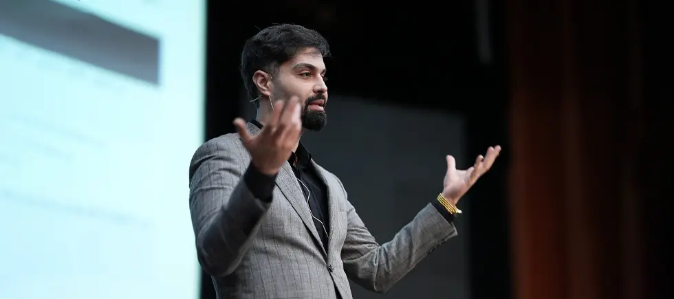 میثم شکری‌ساز در حال سخنرانی